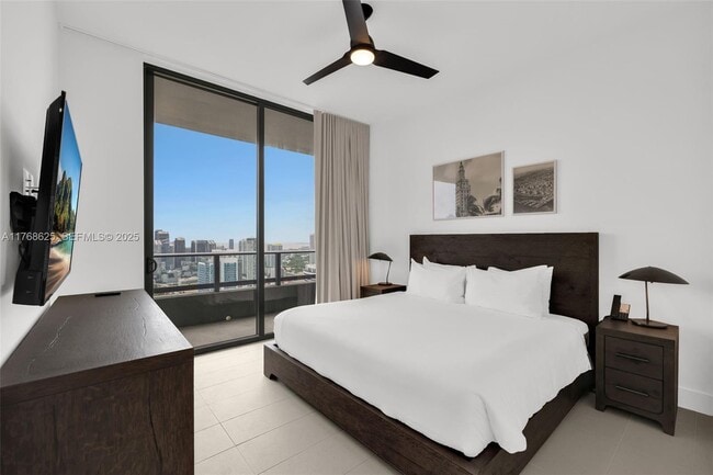 Building Photo - 601 NE 1st Ave