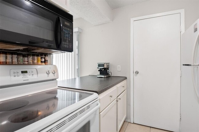 Building Photo - 4215 E Bay Dr