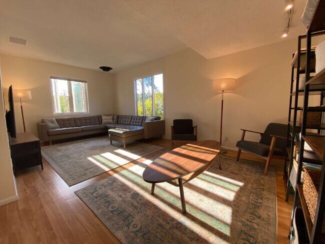 Building Photo - Rustic 4-Bed, 2-Bath Home in Happy Valley ...