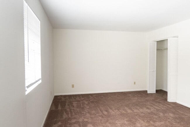 Building Photo - Spacious Two Bedroom Townhome