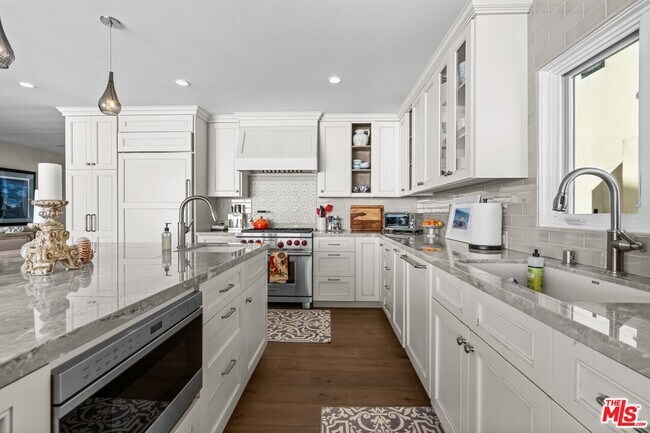 Building Photo - 27002 Malibu Cove Colony Dr