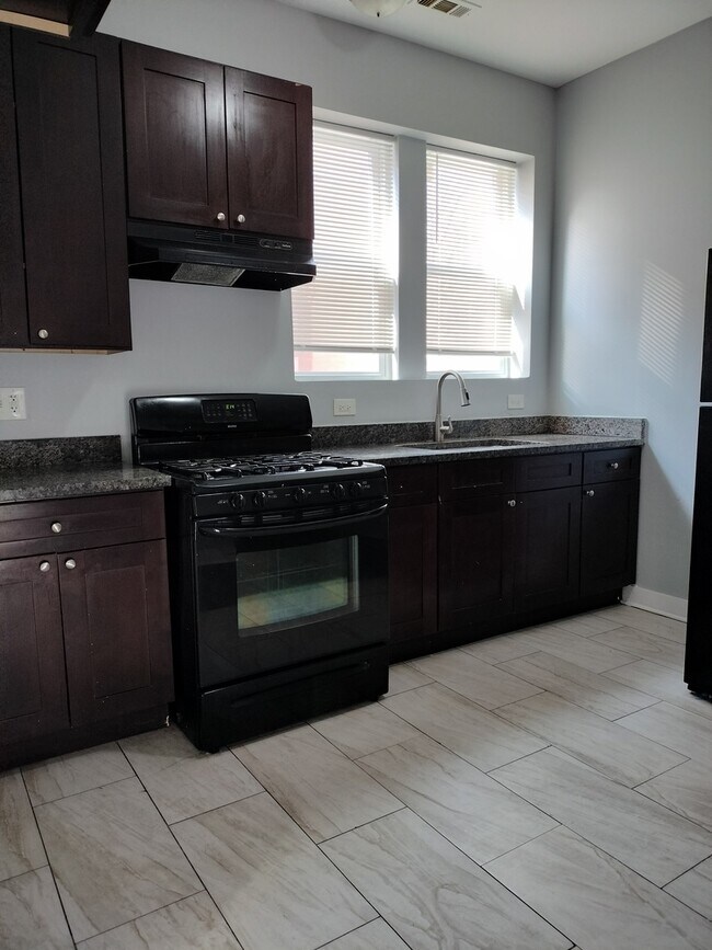 Building Photo - 1945 W 48th St