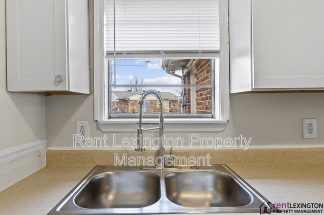 Building Photo - 3966 Northampton Dr