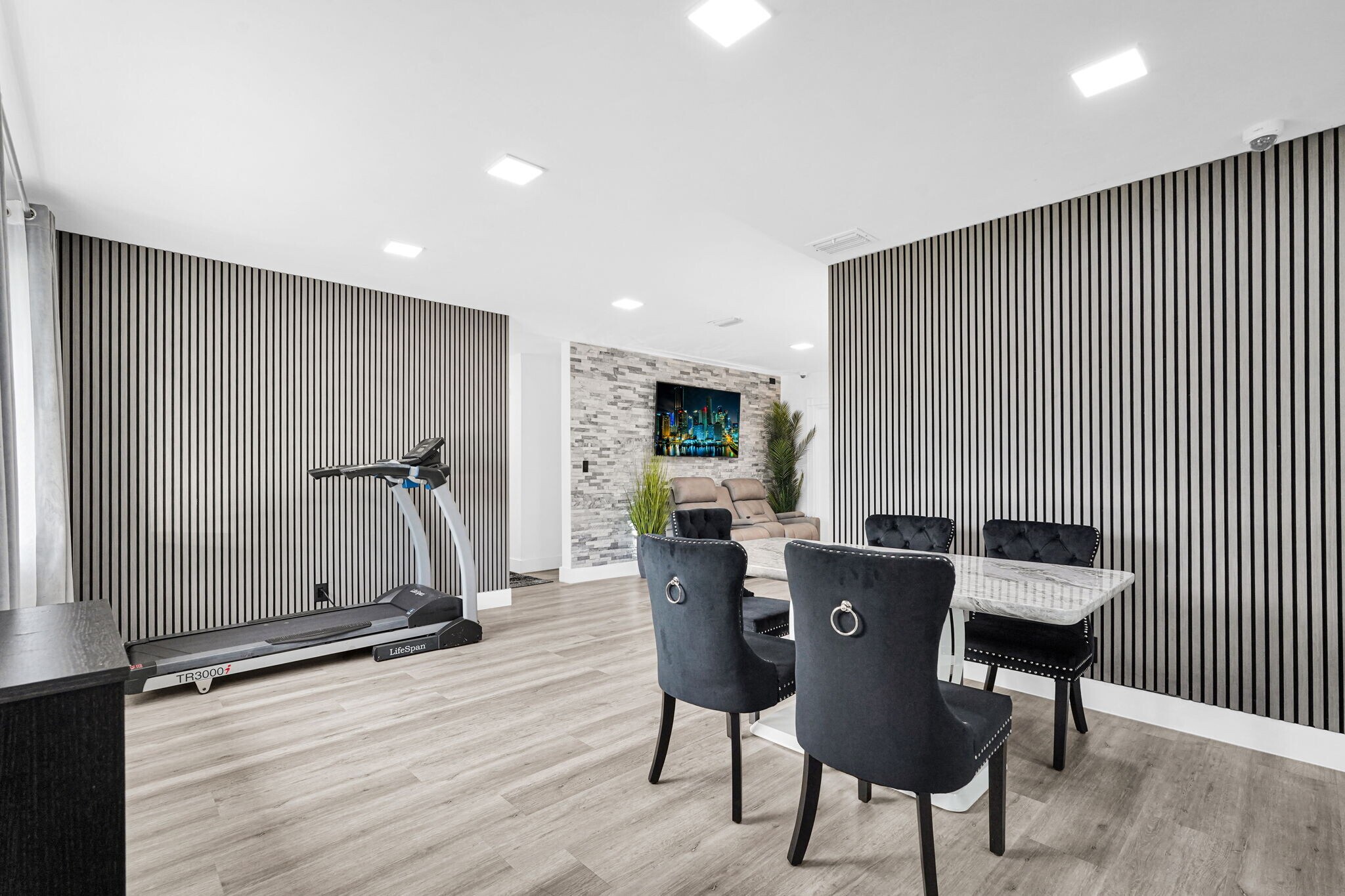 Building Photo - 1420 S 24th Ter