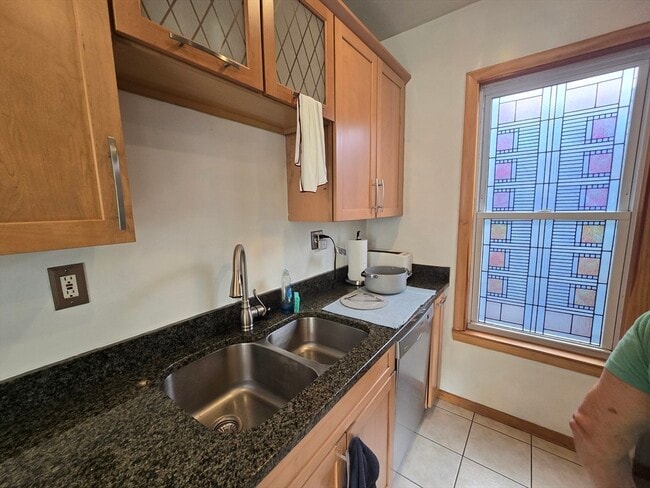 Building Photo - 28 Bardwell St