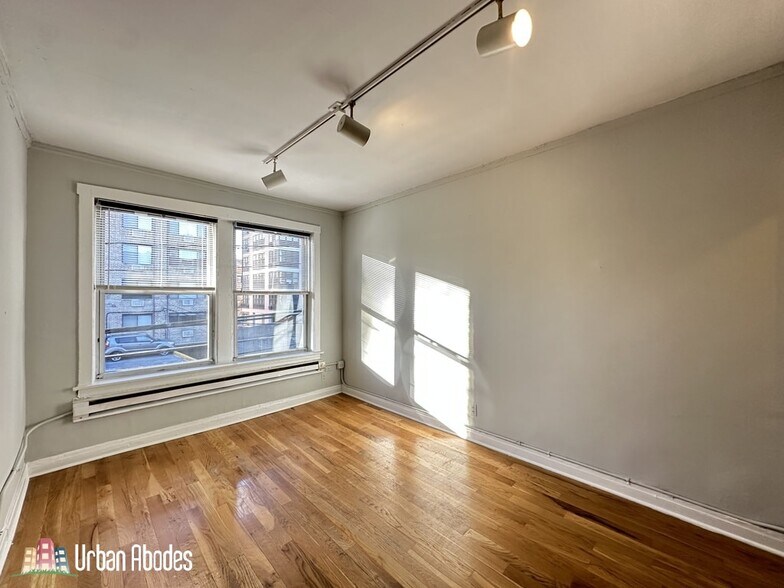 Building Photo - 515 W Melrose St