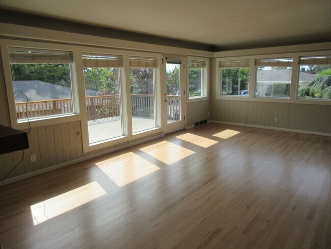 Building Photo - Mid-Century Four Bedroom in Candalaria
