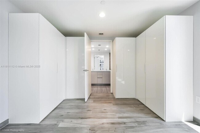 Building Photo - 1010 Brickell Ave