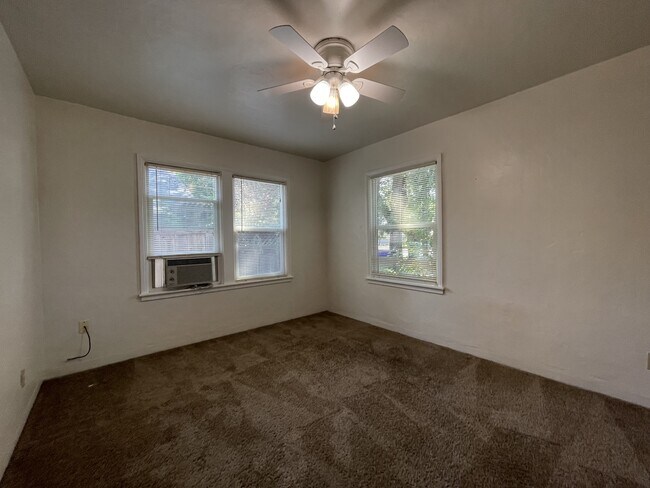 Building Photo - 568 E 9th Ave