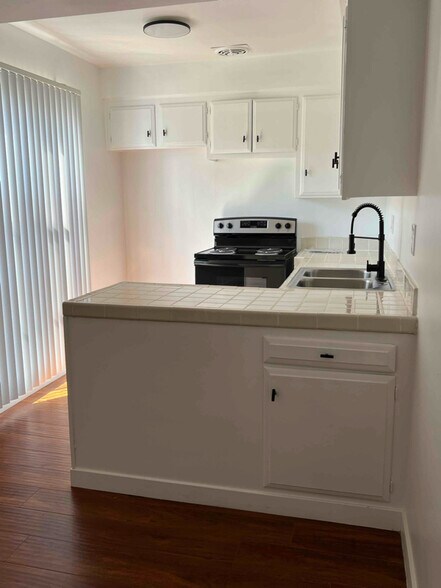 Building Photo - 20880 Ventura Blvd