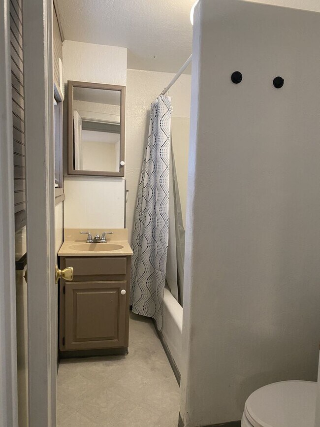 Building Photo - 523- 525  Markeson St