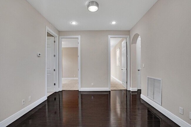 Building Photo - Great Pool Home with excellent lake View in Heron Bay, Parkland