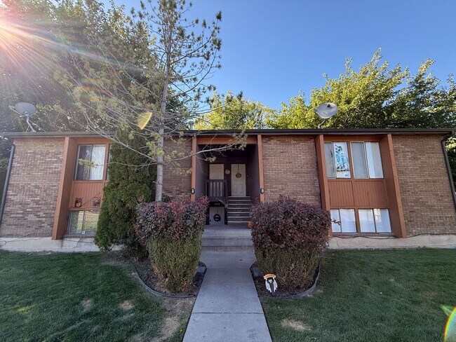 Building Photo - Beautiful Two Bedroom Apt; Salt Lake City, 1,000 sq ft; New Flooring