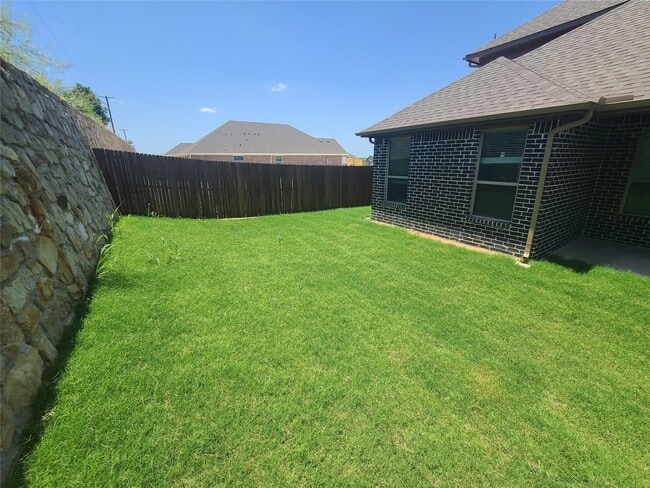 Primary Photo - 525 Hillcrest Cir