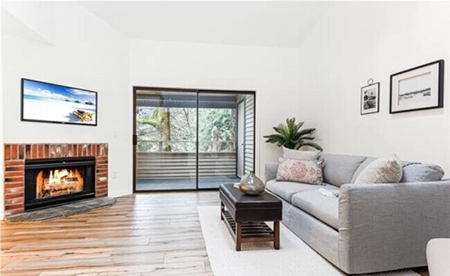 Building Photo - Awesome Juanita Condo for Lease