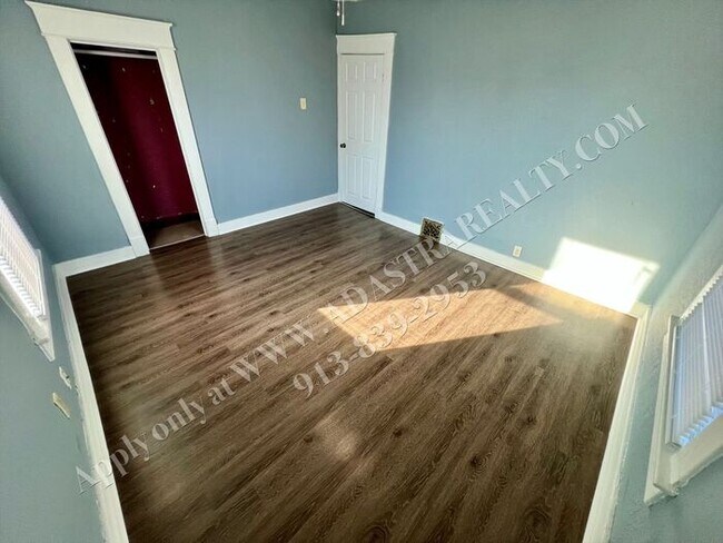 Building Photo - Cozy 4 Bed 2 Bath Home in KCK-Available NOW!!