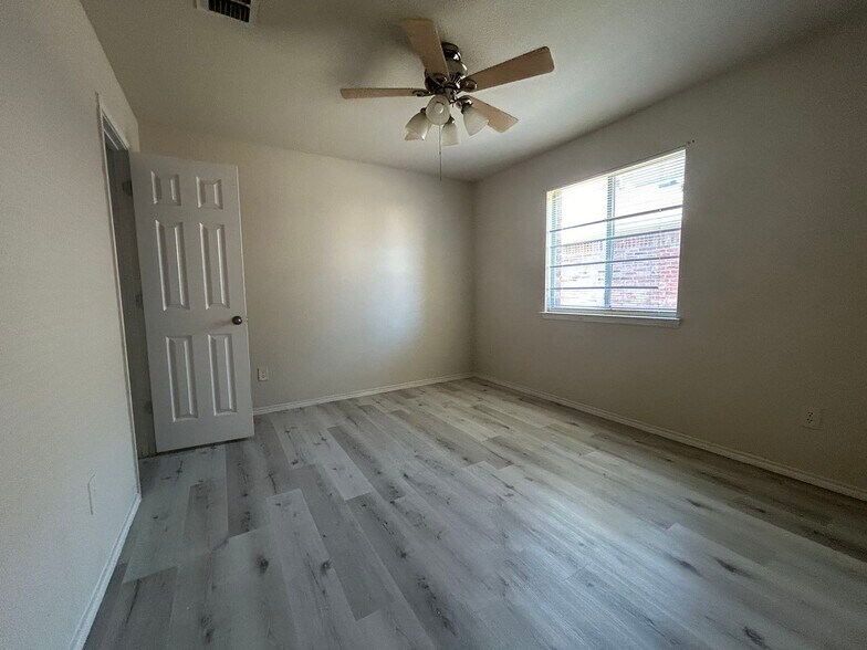 Building Photo - 9213 Centennial Dr
