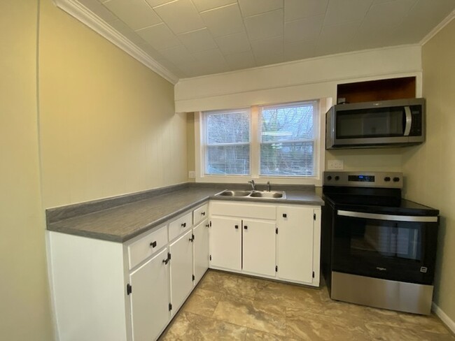 Building Photo - 2 Bedroom, 1 bath home with conditioned ba...