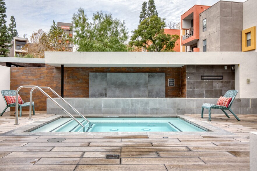 Building Photo - 10989 Bluffside Dr