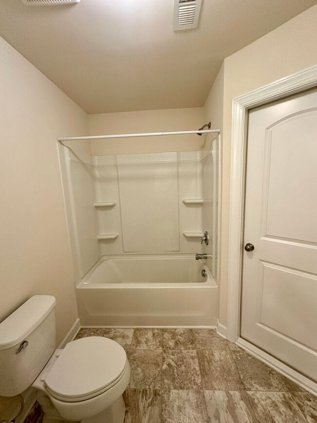 Building Photo - Spacious 3BR Townhouse in Berewick