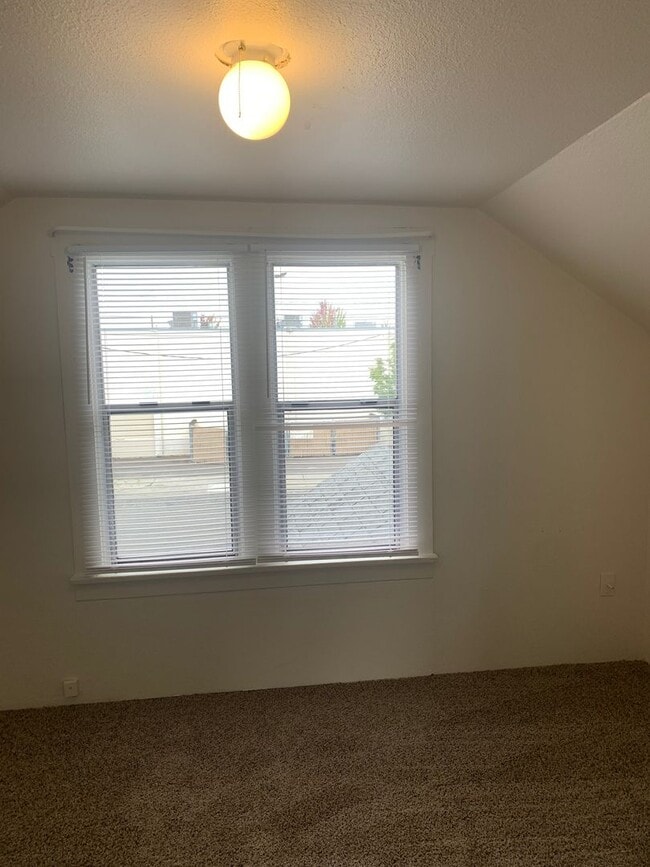 Building Photo - Updated Craftsman!  Downtown Puyallup!