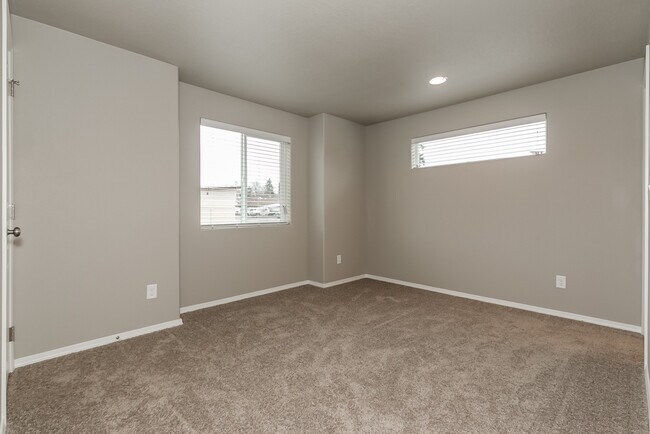 Building Photo - Beautiful 3 bedroom tiny home in Cottage Grove- River Walk Village