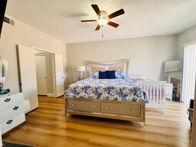 Building Photo - Beautiful spacious 2 bedroom 2 bathroom co...