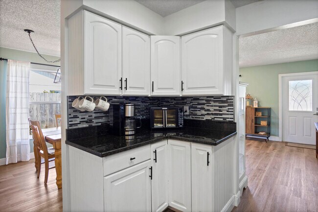 Building Photo - 9032 SE Sandridge Ave