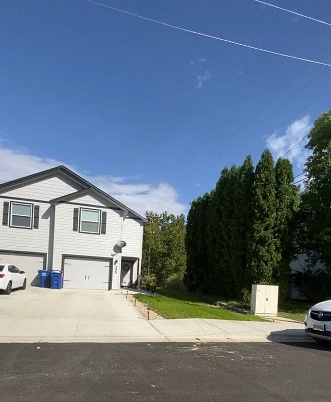 Building Photo - Nice Small Town Living