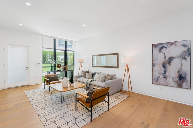 Building Photo - 825 Kings Rd