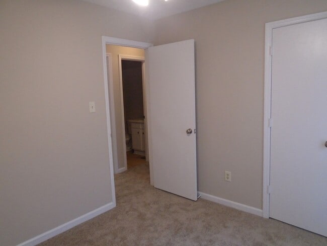 Building Photo - 912 Hollydale Ln