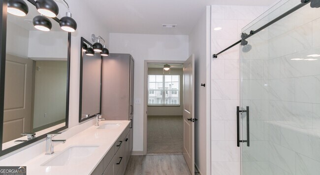 Building Photo - 2250 Oak Rd SW