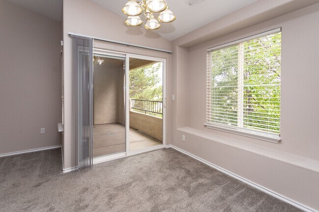 Building Photo - Delightful Condo in gated community!!