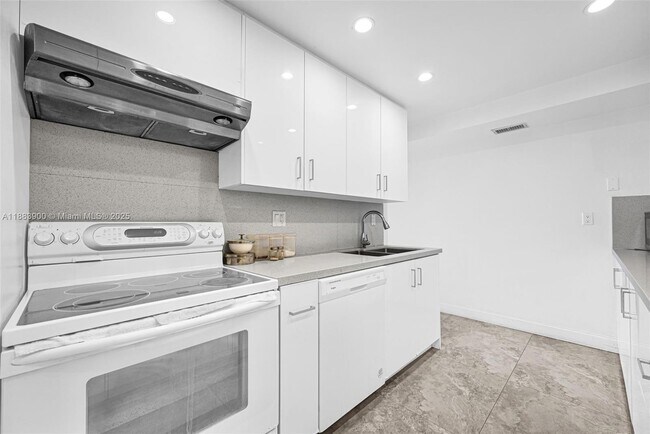 Building Photo - 20335 W Country Club Dr