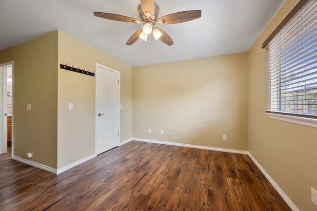 Building Photo - 885 Peregrine Ln
