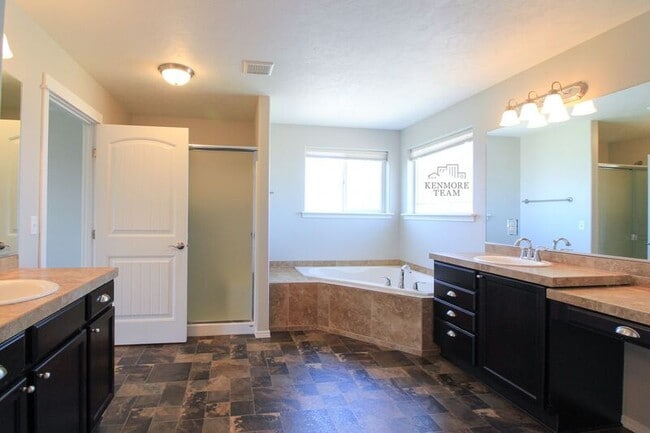Building Photo - 727 Pinnacle Dr