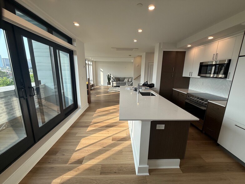 Building Photo - 1948 Washington St