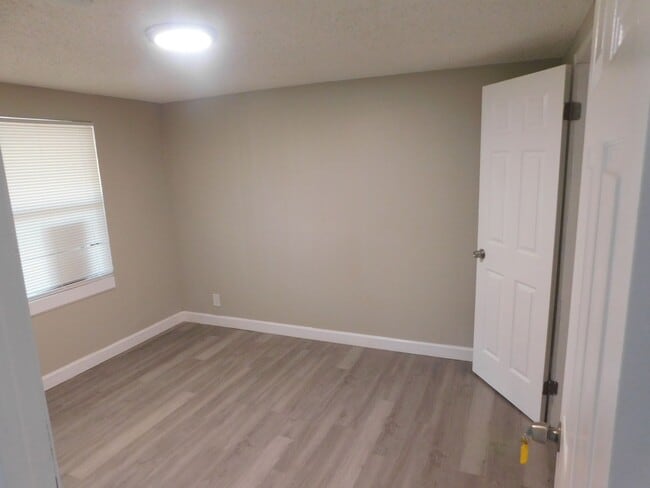Building Photo - **ROOM** with SHARED KITCHEN and BATH in a newly remodeled House
