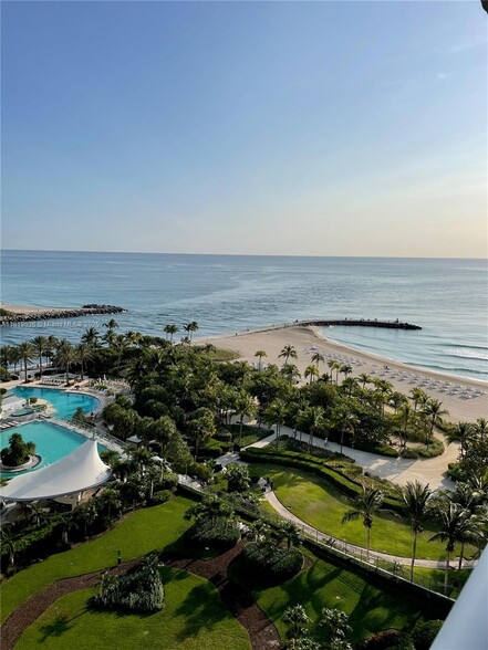 Primary Photo - 10275 Collins Ave