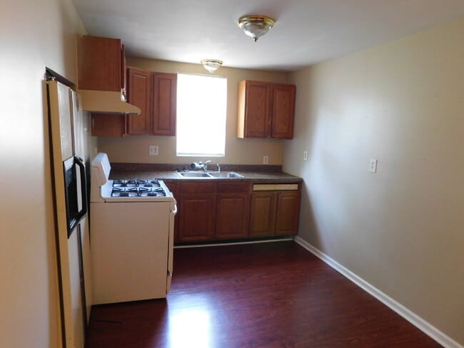 Building Photo - Private Entry Lower Unit of Duplex near Water