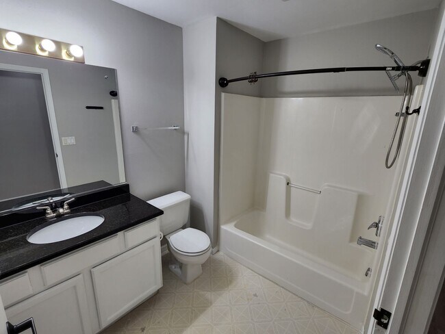 Building Photo - 3 bedroom Kenosha condo