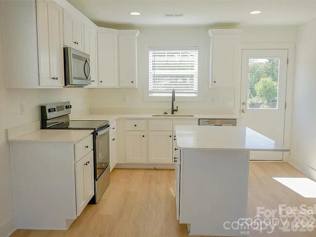 Building Photo - 816 Fairview St