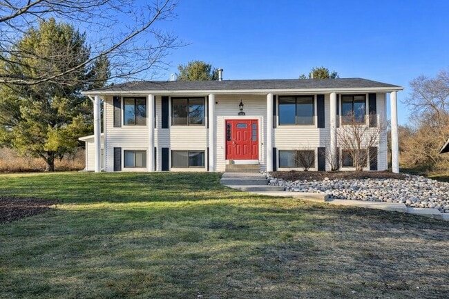 Building Photo - 3839 Silver Lake Rd