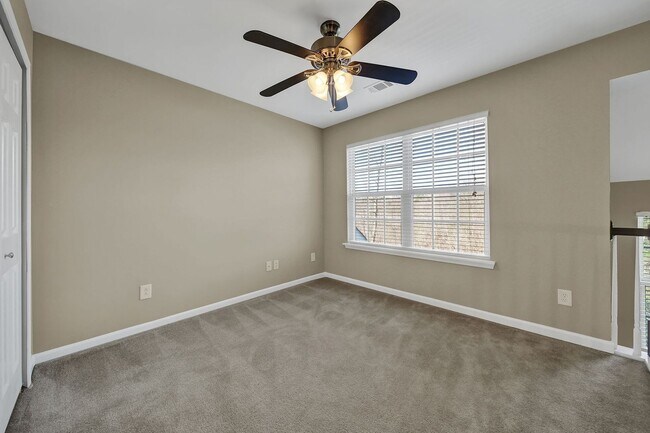 Building Photo - Lovely Two Bedroom Townhome With Bonus and...
