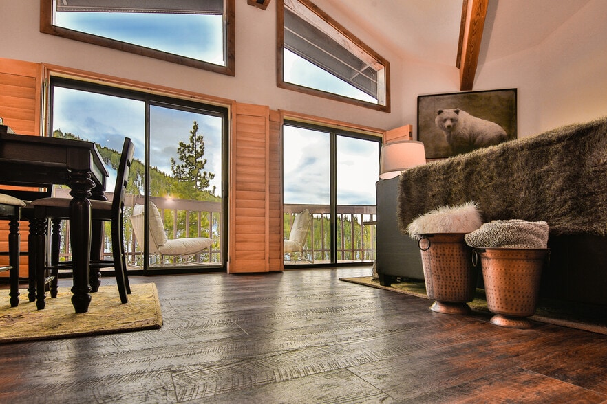 Great Room - 400 Fairview Blvd