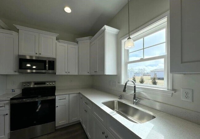 Building Photo - 106 E Sillinger Dr