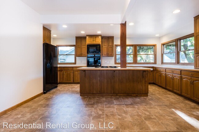 Building Photo - 4 br, 2.5 bath House - 641 East Main Street