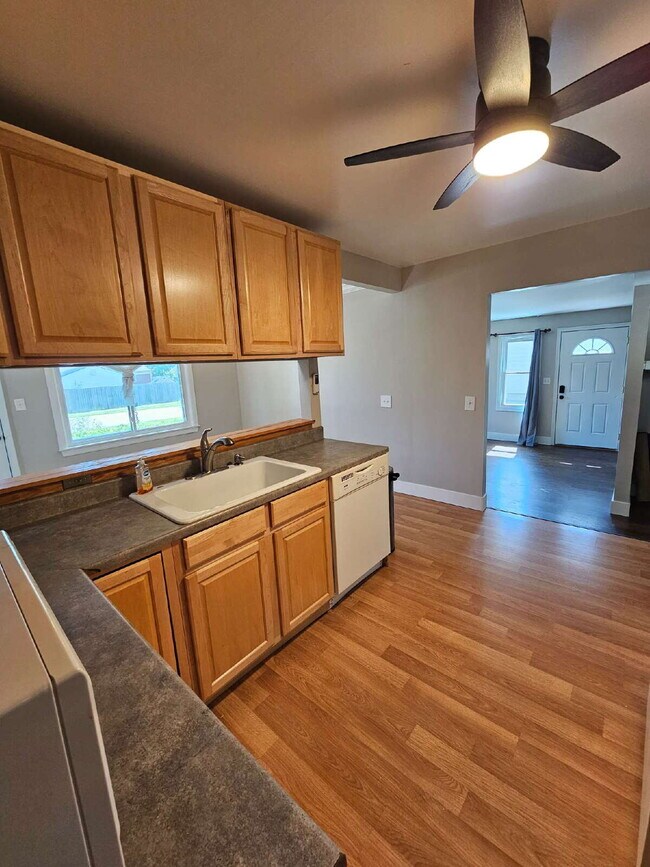 Building Photo - 3-Bedroom Shelby Twp Home on Spacious Lot with Large 2 Car Garage. Laminate Flooring on Main Floo...