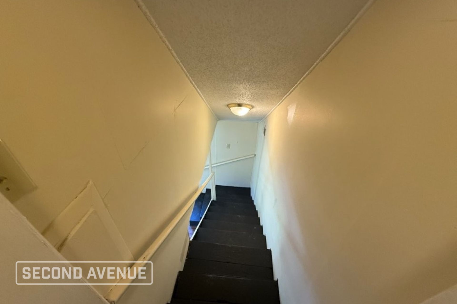 Building Photo - 2374 Larose Ave