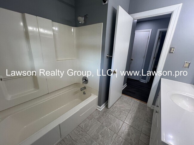 Building Photo - Very Nice & Spacious Home in Hidden Valley Neighborhood - Pet Friendly!